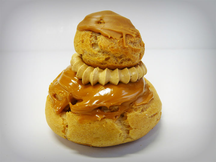 religieuse au café